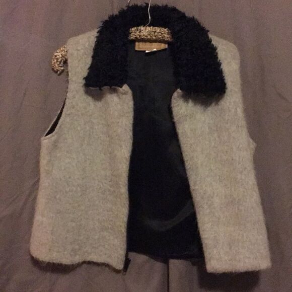 Ladies Painted Pony Faux Fur Vest - Picture 4 of 6